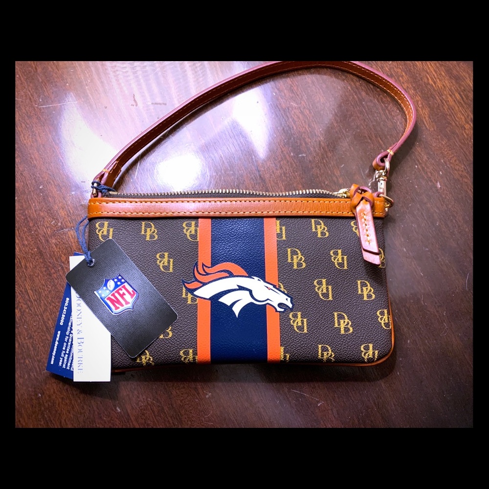 🌟NWT NFL Denver Broncos Dooney & Bourke clutch.